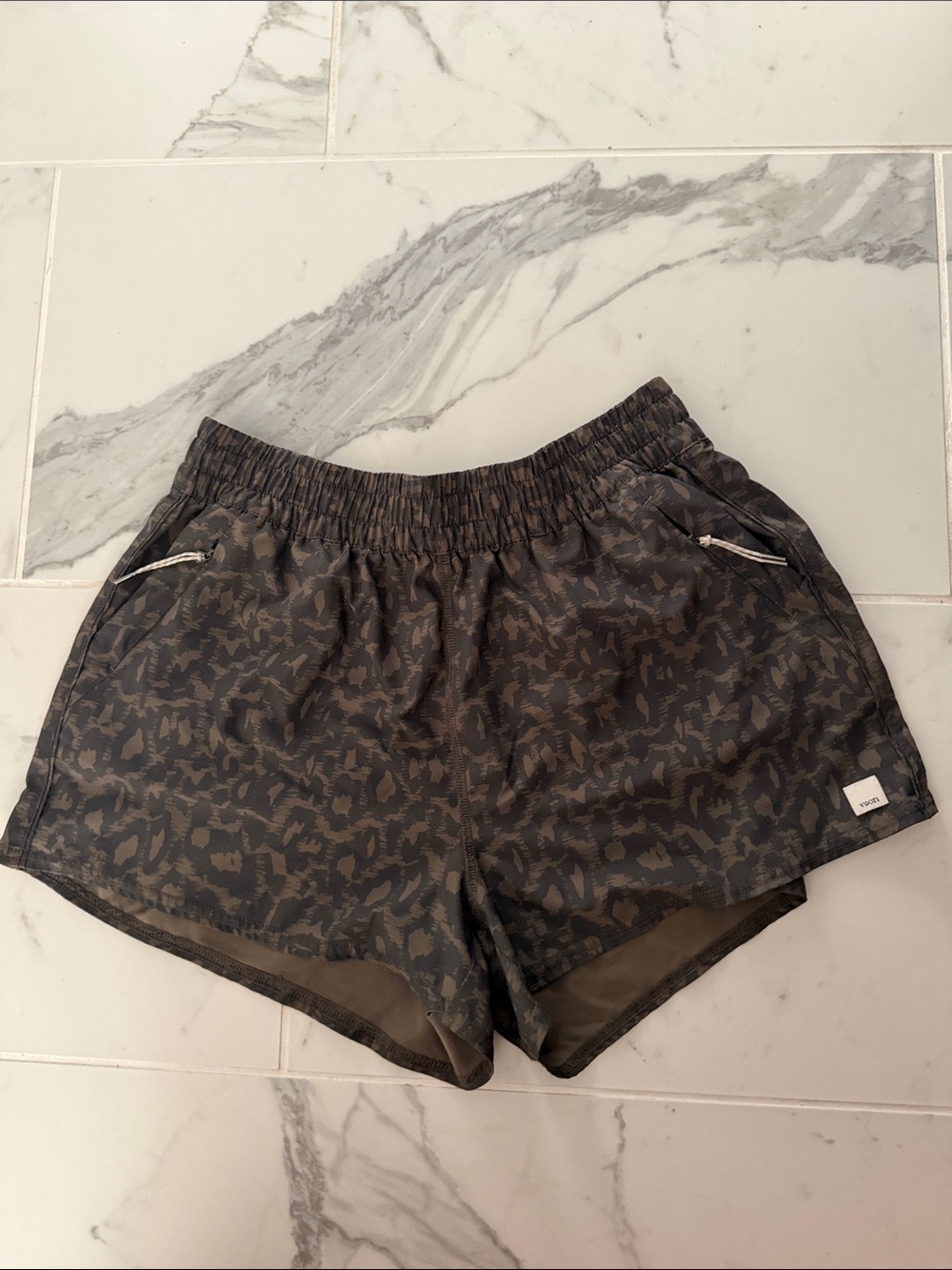 NWOT Vuori Dash shorts in Cocoa Spots size Large - Picture 10 of 10